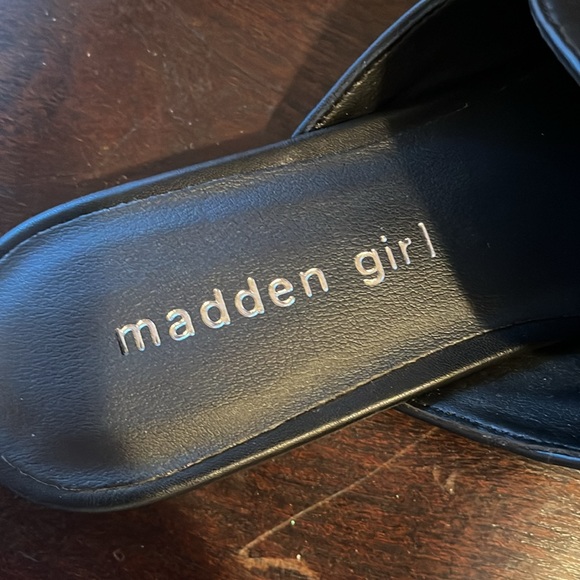 Madden Girl Women's Squireee Mule Slip-On Flats, Chunky Gold Chain, Black size 6 - Picture 12 of 12